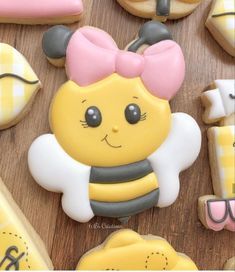 Cartoon Cookie, Bee Cookies, Royal Iced Cookies, Bee Cakes, Sugar Cookie Royal Icing, Spring Cookies, Summer Cookies, Bee Party, Sugar Cookie Designs