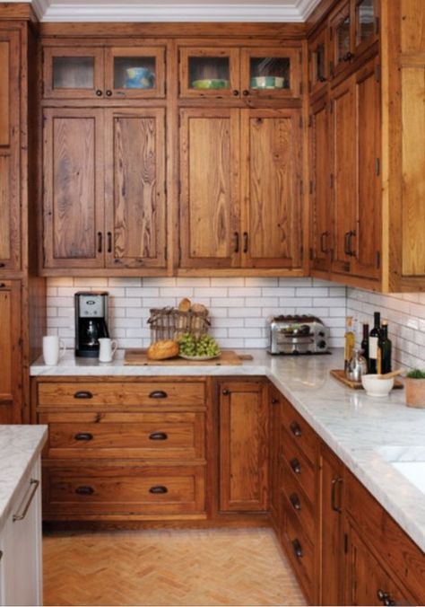 Timeless Kitchens: 11 Kitchens With Stained Cabinets | Natural Wood Kitchen Cabinets Farmhouse, Oak Kitchen Ideas, Dark Stained Cabinets, Grape Farm, Natural Wood Kitchen Cabinets, Kitchens Rustic, Modern White Kitchen Cabinets, Kitchen Color Palettes, Update Kitchen