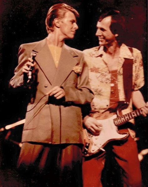 Bowie and Adrian Belew - Stage Tour 1979 David Bowie Family, Adrian Belew, Ziggy Played Guitar, King Crimson, Space Oddity, Major Tom, Ziggy Stardust, Rare Pictures, Young And Beautiful