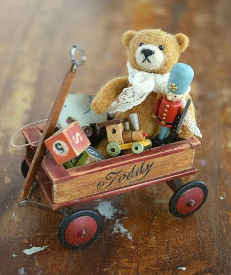 Christmas Toy Shop, Victorian Toys, Room Box Miniatures, Christmas Miniatures, Miniature Inspiration, Mini Ideas, Mini Toys, Diy Doll Miniatures, Teddy Bear Pictures