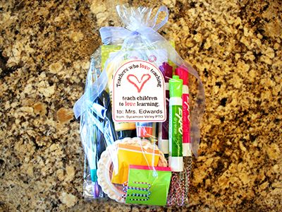 11 Teacher Appreciation Gifts for $5 or Less - PTO Today Teacher Goodie Basket, Teacher Appreciation Goodie Bags, Easy Teacher Appreciation Gifts, Appreciation For Teachers, Diy Teacher Christmas Gifts, Teacher Gift Bags, Pto Today, Easy Teacher Gifts, Pto Ideas