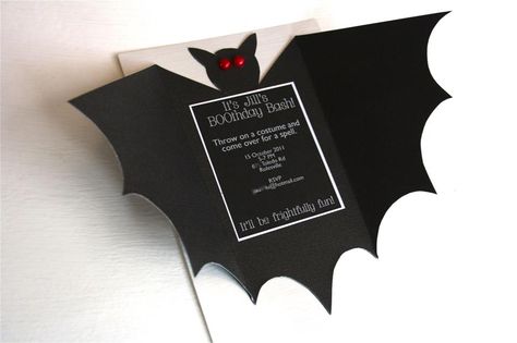 Perfect Halloween Birthday Party Cards #Batty! Dracula Birthday Party, Bat Invitations Diy, Vampire Theme Party, Halloween Invitaciones, Vampire Party, Outdoors Birthday Party, Halloween Centerpiece, Halloween Poster, Birthday Halloween Party