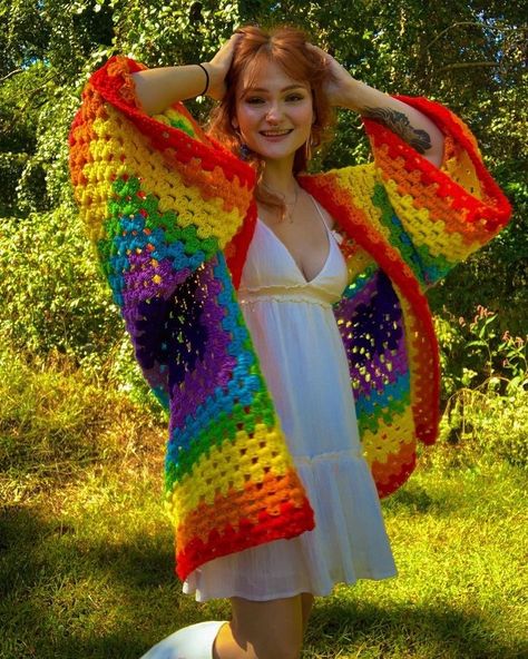 Crochet Clothes Boho, Rainbow Cardigan, Estilo Hippie, Crochet Business, Crochet Hexagon, Crochet Design Pattern, Beginner Crochet Projects, Rainbow Crochet, Crochet Fashion Patterns