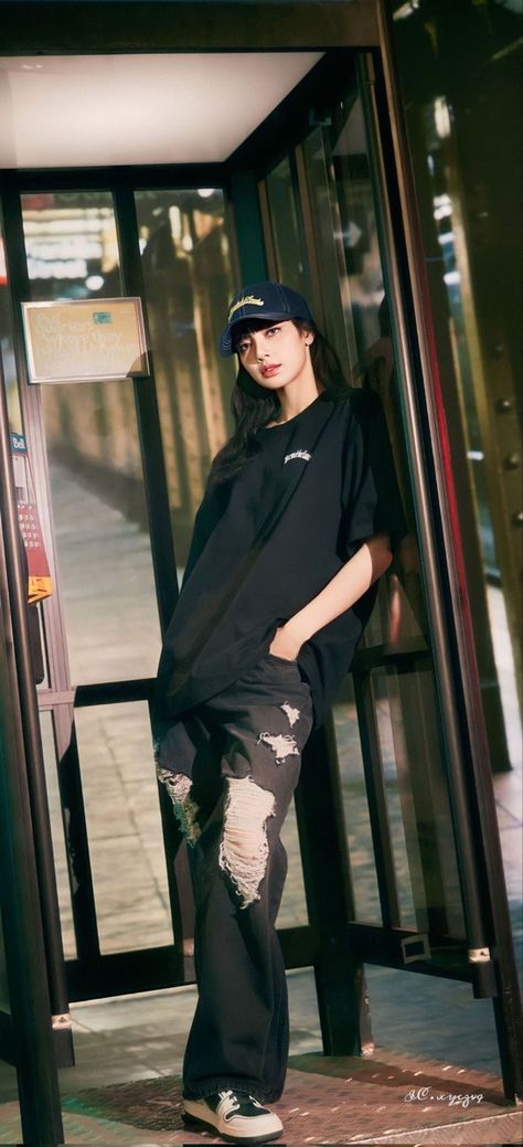 Lalisa Style Outfits, Lalisa Casual Outfit, Lisa Manoban Boyish Style, Lisa Boyish Style, Lalisa Outfits Casual, Lisa Black Outfit, Lisa Tomboy Style, Lisa Style Outfits, Blackpink Fashion Casual