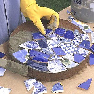 Stepping Stones Diy, Mosaic Stepping Stones, Mosaic Garden Art, Mosaic Art Projects, Garden Stepping Stones, Mosaic Stained, Garden Steps, Mosaic Garden, Broken Glass