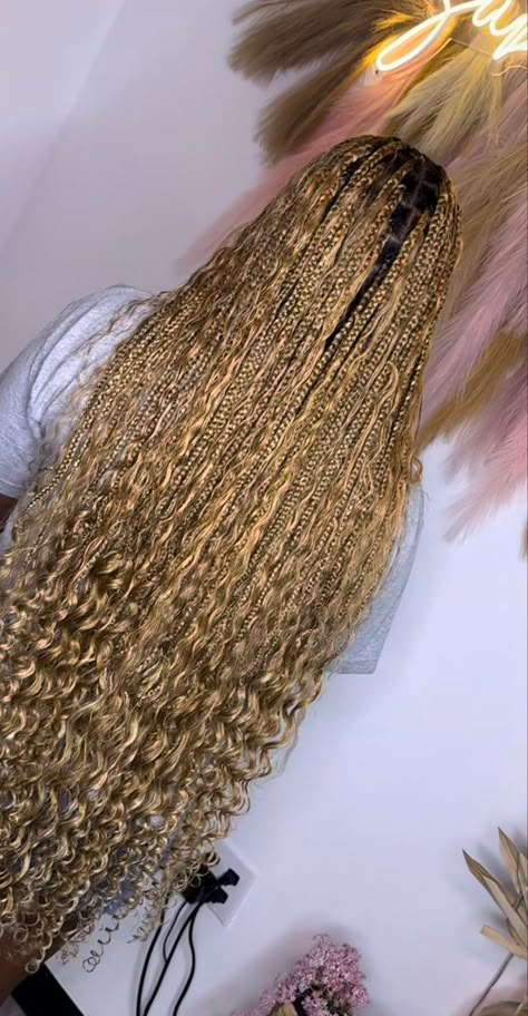 Honey Blonde Braids With Curls, Honey Blonde Boho Braids, Brown And Blonde Goddess Braids, Blond Boho Braids, Blond Goddess Braids, Honey Blonde Boho Knotless Braids, Honey Blonde Goddess Braids, Goddess Braids Blonde, Blonde Boho Knotless Braids