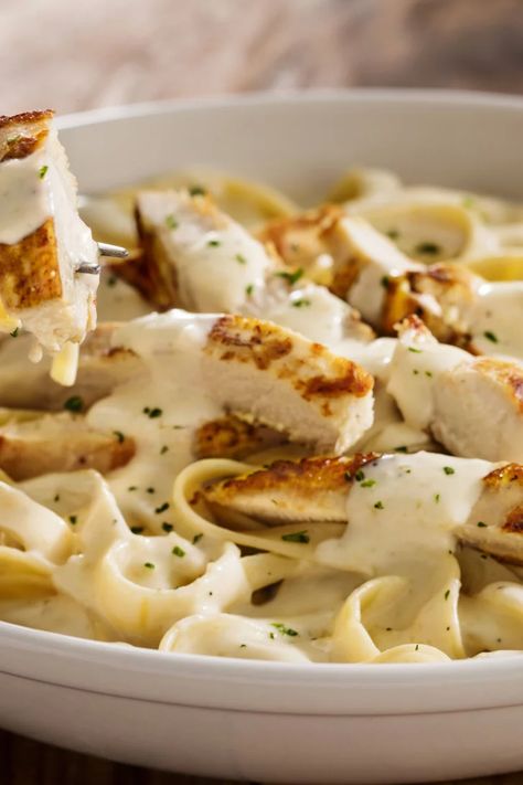 History of Olive Garden's Alfredo Sauce Olive Garden Alfredo Recipe, Olive Garden Chicken Alfredo Recipe, Olive Garden Alfredo Sauce Recipe, Olive Garden Alfredo, Olive Garden Alfredo Sauce, Alfredo Sauce Recipe Easy, Dinner Party Dishes, Making Fried Chicken, Bhaji Recipe