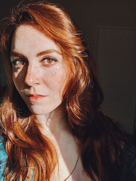 sunny selfie of actor and artist Bailey colors Natural Red Hair Brown Eyes, Brown Eyes Copper Hair, Ginger Brown Eyes, Ginger Hair Brown Eyes, Copper Hair Brown Eyes, Auburn Hair Brown Eyes, Red Hair Brown Eyes, Care Haircut, Natural Red Hair