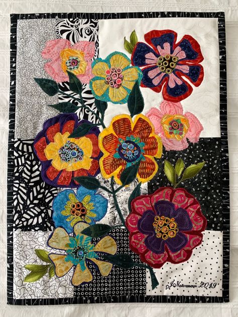 Art Quilts Flowers, Quilt Flowers Ideas, Quilted Flowers, Appliqued Flowers, Freddy Moran, Patchwork Flowers, Appliqué Flowers, Flower Patchwork, Flower Quilt Patterns