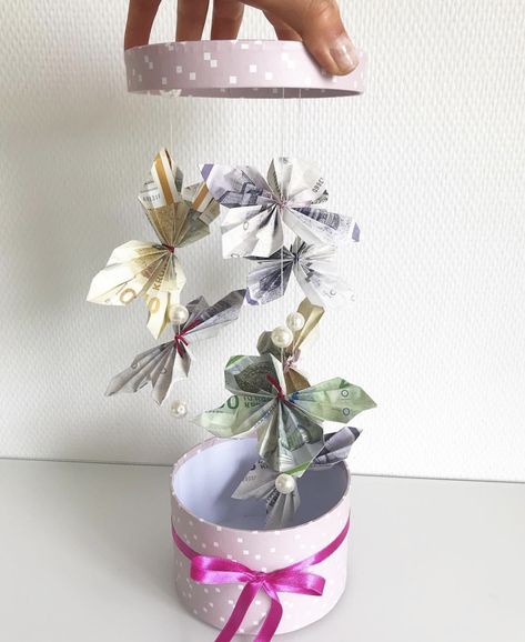 Wedding Present Ideas, Flat Christmas Tree, Money Flowers, Creative Money Gifts, Cadeau Diy, Easter Decorations Christian, Easter Decorations Outdoor, Easter Decorations Diy Easy, Office Christmas