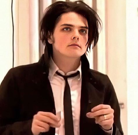 Teacher gerard :) Teacher Gerard, Gerard Way, Me When, On Twitter, Twitter