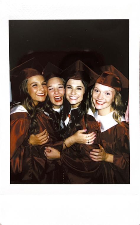 Friends on polaroid! #polaroid #friendgroup #graduation #gradparty #senioryear #girlfriends Grad Poloroid Ideas, Polaroid Graduation Pictures, High School Grad Pics Senior Year, Senior Picture Ideas Friends, Senior Year 2025, Graduation Pics With Friends, Graduation Photos With Friends, Graduation With Friends, Highschool Graduation Pictures