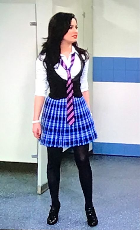 Sonny with a Chance - Demi Lovato - disney channel style fashion y2k 2010s preppy plaid school uniform 2000s Fashion Preppy, Early 2000s Disney Channel Fashion, Y2k School Outfits Uniform, Demi Lovato Disney Channel, Y2k School Uniform, Disney Channel Outfits, Y2k Uniform, Demi Lovato Disney, Y2k School Outfits