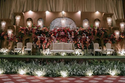 Wedding Decor Maroon, Dekor Pelaminan, Pelaminan Modern, Dekorasi Wedding, Nikah Decor, Reception Stage, Wedding Concept, Maroon Wedding, Wedding Stage Design