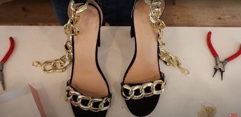 This is a guide to making DIY Versace chain shoes. Learn how to transform your black heels with gold chain using this easy step-by-step tutorial. Diy Sandals Refashion, Heels With Gold Chain, Black Heels With Gold, Chain Shoes, Chain Sandals, Versace Chain, Diy Sandals, Shoe Making, Ankle Chain