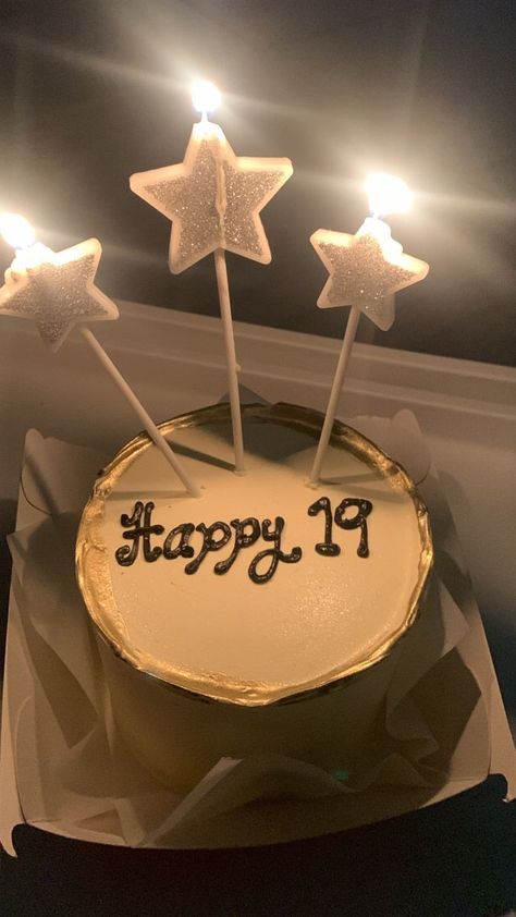 19 Cake Birthday, Cute Birthday Cake Ideas, Nineteen Birthday, Happy 19 Birthday To Me, Jokes About Marriage, تشيز كيك بالفراولة, 34 Birthday, 17 Doğum Günü, Cute Birthday Cake