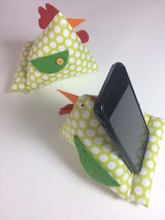 Sew What? by Debbie Shore: Easter chick phone holder video tutorial. Iphone Holder Phone Stand, Chicken Phone Holder, Phone Pillow Stand Diy, Cell Phone Holder Diy, Diy Ipad Stand, Fabric Art Diy, Debbie Shore, Chicken Crafts, Ipad Holder