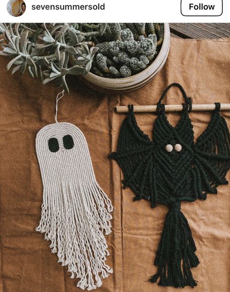 Halloween Macrame, Happy Halloweenie, Indoor Crafts, Makramee Diy, Macrame Knots Pattern, Adornos Halloween, Crochet Ornaments, Diy Tassel, Fall Halloween Crafts