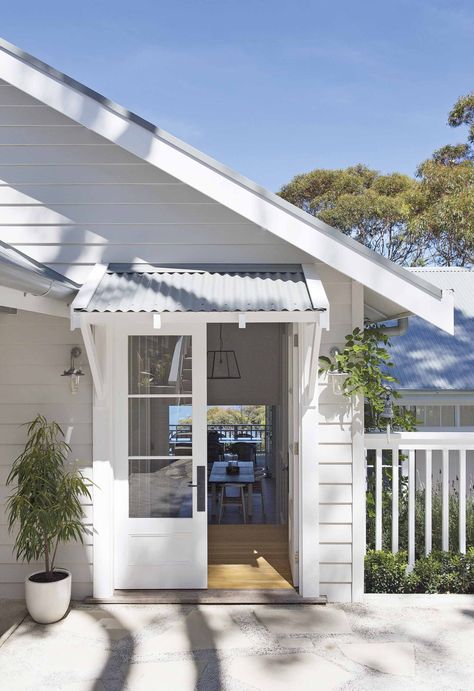 The best home exterior materials to nail your facade House Exterior Cottage, Beach Bungalow Exterior, Materials Palette, Exterior Materials, Weatherboard House, Kerb Appeal, Beach House Exterior, Edwardian House, Cottage Exterior