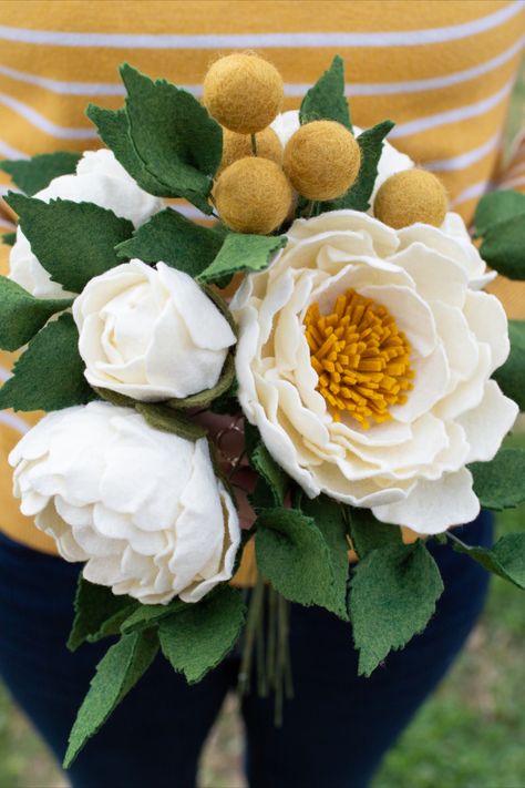 If you're looking for a DIY project that's easy to follow, then this open peony felt flower tutorial is the perfect choice for you! We'll show you how to make the flower, step-by-step, so you can get started right away! In this video, we're going to show you how to make an open peony felt flower. It's really simple to do and costs very little to make! Closed Peonies, Diy Peony, Felt Flower Wedding, Open Peony, Peony Diy, Peony Buds, Felt Flowers Patterns, Felt Bouquet, Felt Flower Tutorial