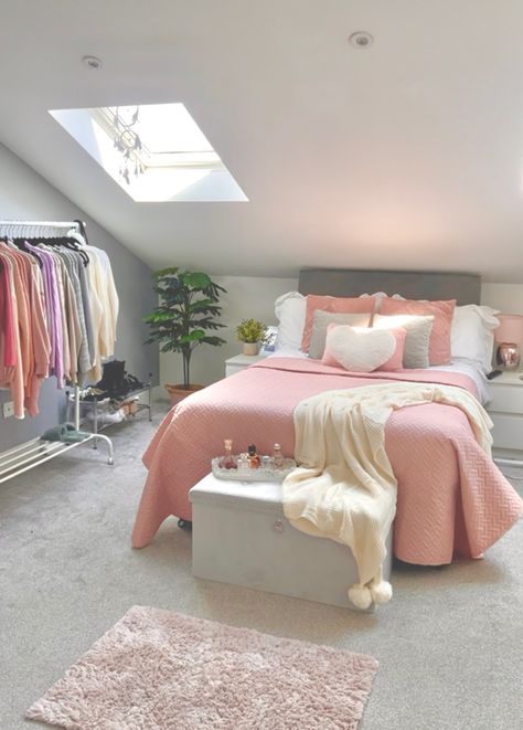 Bed Under Sloped Ceiling, Loft Bedroom Ideas Sloped Ceiling, Uni Bedroom, Loft Conversion Bedroom, Attic Bedroom Designs, Loft Bedroom, Attic Bedrooms, Pink Bedrooms, Attic Bedroom