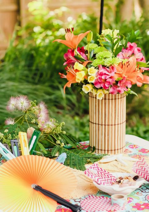 Tropical Party Centerpieces Diy, Margaritaville Table Centerpieces, Florida Themed Party Decor, Boho Luau Party, Outdoor Tropical Party, Classy Luau Party, Island Theme Party Decorations, Hawaiian Party Decorations For Adults, Margaritaville Party Ideas