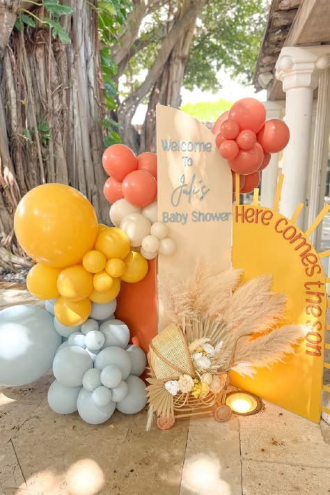 Sunshine-themed baby showers beam with warmth and joy, captivating parents-to-be with a celebration bathed in the glow of happiness.Picture golden sunbursts, vibrant yellow accents, and a cheerful atmosphere that mirrors the anticipation of welcoming a new bundle of sunshine.See more party ideas and share yours at CatchMyParty.com Bright Baby Shower Ideas, Themed Balloon Garland, Baby Shower Boys, Shower Boys, Baby Shower Garcon, Retro Baby Showers, Here Comes The Son, Sunshine Party, Sunshine Baby Showers