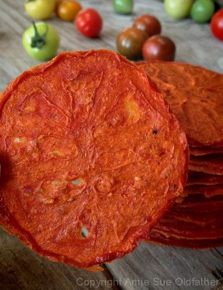 Dehydrated Tomatoes, Tomato Chips, Raw Crackers, Vegan Chips, Sliced Tomatoes, Cashew Sauce, Dehydrated Vegetables, Goat Cheese Recipes, Food Dehydrator