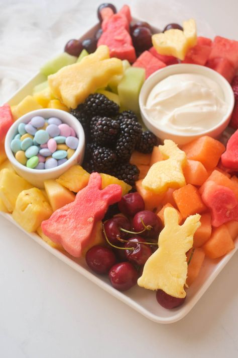 Easter Bunny Fruit Tray, Easter Fruit Tray, Easter Bunny Fruit, Fruit Platter Ideas, Healthy Easter Treats, Easter Fruit, Easter Party Food, Fruit Platters, Platter Ideas