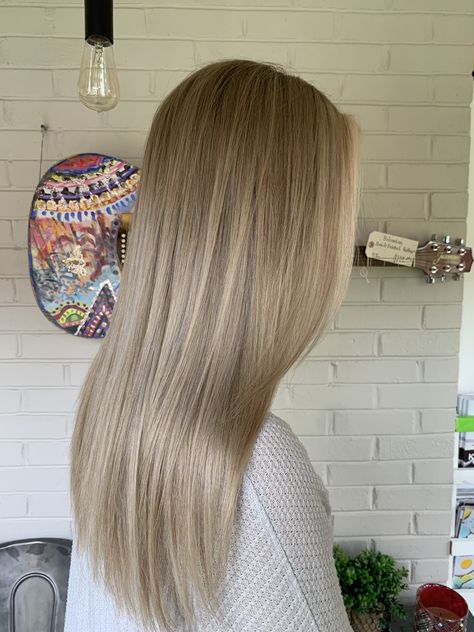 Shadow Root Blonde Straight Hair, Cool Blonde Shadow Root, Blonde W Shadow Root, Blond Hair Shadow Roots, Beige Blonde With Shadow Root, Shadow Root Blonde Highlights, Light Brown Shadow Root, Shadow Roots Blonde Hair, Blonde Hair With Root Shadow