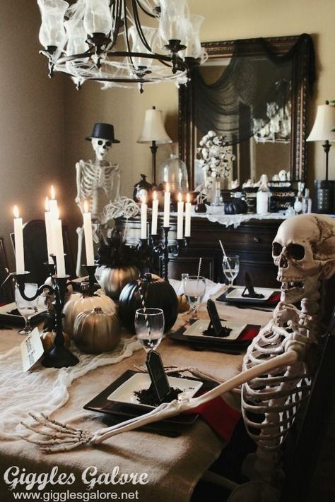 Murder Mystery Dinner Party with Skeletons Décoration Table Halloween, Halloween Dining Room, Halloween Table Settings, Mystery Dinner Party, Table Halloween, Halloween Party Dinner, Halloween Memes, Mystery Dinner, Halloween House Party