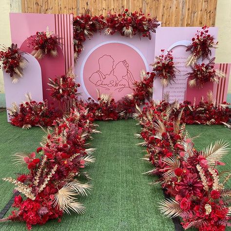 Backdrop Ideas Simple, Wedding Arch Red, Red Wedding Backdrop, Party Arch Backdrop, Wedding Backdrop Ideas, Picture Walls, Gold Wedding Centerpieces, Elegant Decorations, Party Arch