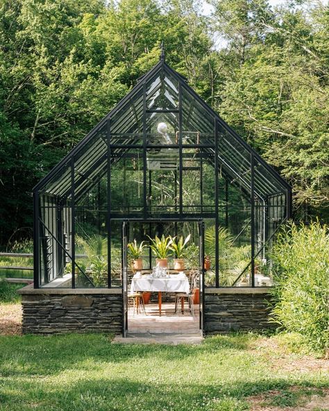 Annabel Taylor | The hidden corners and sprawling outdoor gathering areas at Fishcreek Farm are aplenty. This glass greenhouse on the property reminds me of… | Instagram Serre Diy, Outdoor Gathering Area, Conservatory Greenhouse, Aluminium Greenhouse, Indoor Greenhouse, Home Greenhouse, Backyard Greenhouse, Small Greenhouse, Greenhouse Plans