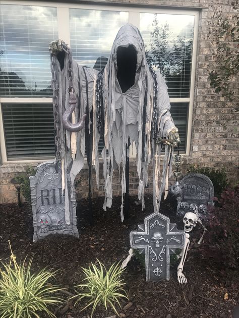 Ooo! I need one! Halloween Decorations Outdoor Graveyard Decorating Ideas, Halloween Pallet Ideas Scary, Scary Halloween Lawn Decorations, Diy Outdoor Halloween Graveyard, Scary Cemetery Halloween Decorations, Halloween Decor Graveyard, Diy Halloween Graveyard Ideas, Creepy Halloween Yard Decorations, Graveyard Diy Halloween