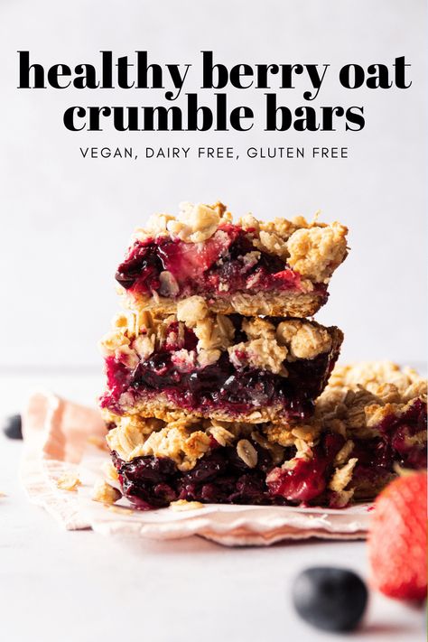 These healthy berry oat crumble bars are so easy to make with very simple ingredients. They burst in flavour thanks to the combination of strawberries, raspberries and blueberries, and make a great breakfast, snack or dessert! Bonus - these bars are vegan, dairy free and gluten free. Vegan Berry Crumble Bars, Vegan Berry Crumble, Vegan Snack Bars, Vegan Crumble Bars, Vegan Berry Cake, Vegan Bars Dessert, Pretty Vegan Food, Easy Vegan Treats, Vegan Crumble Cookies