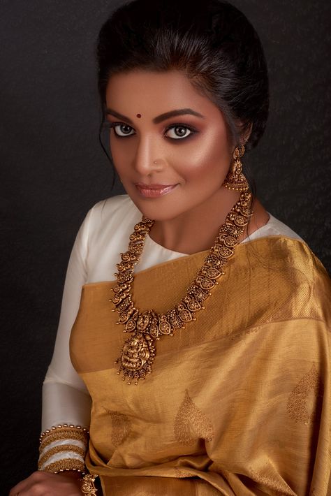 Beautiful dusky indian skin Indian Dusky Skin Makeup, Wedding Saree For Dark Skin Tone, Sarees For Brown Skin, Dusky Indian Women, Saree For Dark Skin Tone, Saree For Dusky Skin Tone, Indian Bridal Makeup For Dark Skin, Dusky Skin Makeup Indian Bride, Dusky Skin Saree Look