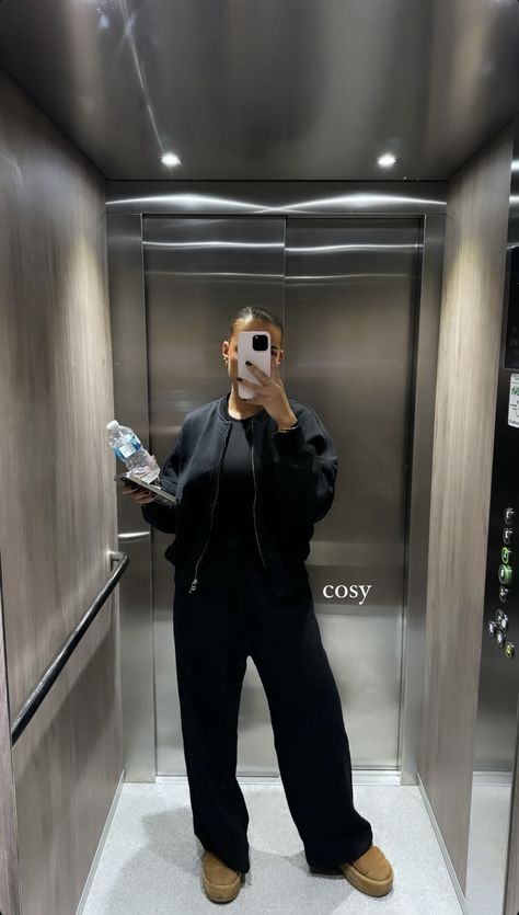 Outfit Pics Mirror, Night Out In Winter Outfit, Cozy College Outfit Winter, A Black Outfit, Casual Fits Black Women, Uni Casual Outfits, All Black Outfit Fancy, Actor Outfits, Outfit Classy Casual