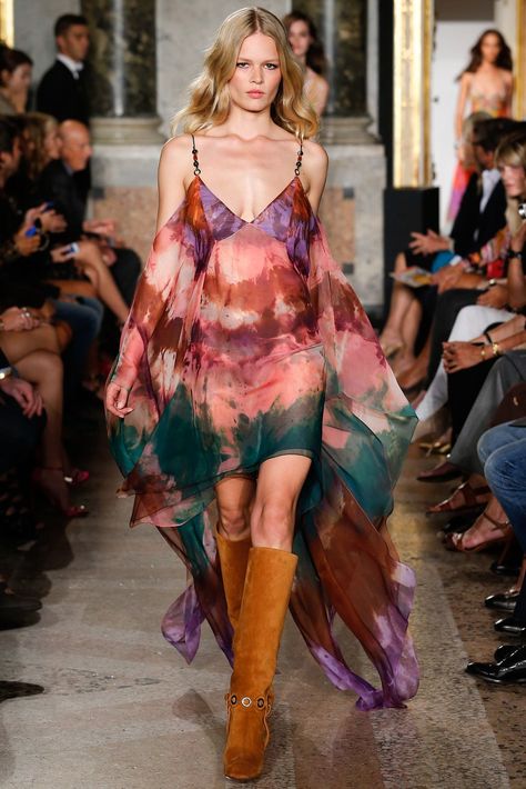 Emilio Pucci Spring 2015 Ready-to-Wear Fashion Show | Vogue Pucci Dress, Spring 2015 Fashion, Mode Hippie, Mode Boho, 2015 Trends, Looks Party, Maxi Robes, Naomi Campbell, Hottest Fashion Trends