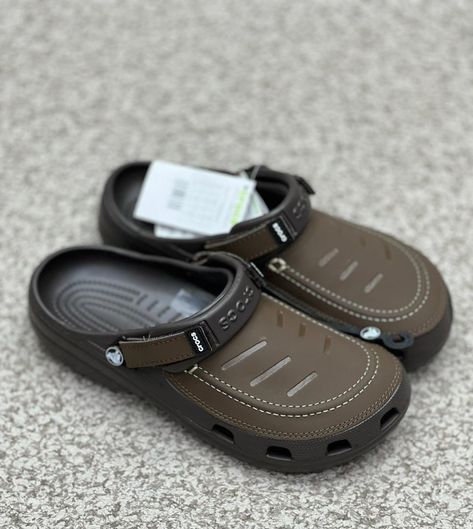 Crocs Aesthetic Men, Crocs Aesthetic, Open Shoes, Mens Sandals Fashion, Gents Shoes, Dress Models, Sneakers Collection, Fast Fashion Brands, Cute Slippers