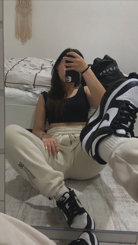 Dunk panda look / outfit High Dunk Panda Outfit, Panda Dunks Women Outfit, Panda Jordan 1s Outfit, Jordan Pandas Outfits, Panda Jordan 1s Low, Panda High Dunks Outfit Women, Black White Dunk Low Outfit, Jordan Panda Outfit Women, Low Panda Dunks Outfit Women