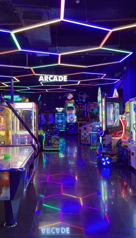 Arcade At Home, Arcade In House, Arcade Bar Design, Arcade Room Aesthetic, Arcade Exterior, Arcade Basement, Arcade Games Aesthetic, Arcade Interior, Luxury Arcade