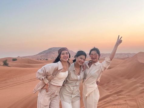 Dunes Outfit, Sand Dunes Outfit, Dubai Outfits Ideas, Safari Desert, Desert Photoshoot Ideas, Desert Outfit, Group Photoshoot, Desert Photoshoot, College Photography