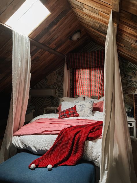 DIY Plaid Bed Canopy Sunroom Bedroom, Diy Plaid, Plaid Bed, Dining Room Corner, Corner Curtains, Wicker House, Plaid Diy, Tree House Plans, Diy Blanket