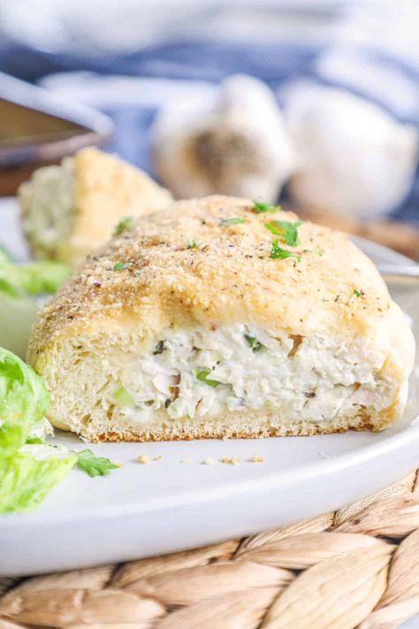 These Garlic Herb Chicken Pillows is the perfect easy dinner recipe to use rotisserie chicken or use up leftover chicken. Make these with shredded chicken, cream cheese, crescent rolls, garlic and herbs. They are so easy and so DELICIOUS!  These Chicken Pillows are made with a mixture of shredded chicken, cream cheese, garlic and herbs and wrapped up in a buttery pillsbury crescent roll, then rolled in a parmesan bread crumb mixture for a crispy crust and baked to perfection! Chicken Pillows Recipe, Crescent Roll Recipe, 30 Min Dinner, Easy Fast Dinner Recipes, Chicken Pillows, Fast Easy Dinner, Garlic Herb Chicken, Gourmet Chicken, Creamy Garlic Chicken