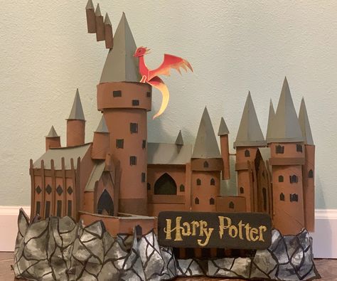 Cardboard Harry Potter Crafts, Hogwarts Castle Diy Cardboard, Cardboard Hogwarts Castle, Hogwarts Valentine Box Ideas, Diy Hogwarts Castle, Harry Potter Valentine Box Ideas, Valentines Box Ideas, Harry Potter Valentines, Harry Potter Castle