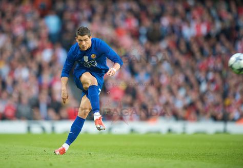 Christiano Ronaldo scores from a free kick Arsenal-Man Utd champions league Ronaldo Free Kick, Real Madrid Wallpapers, Madrid Wallpaper, Free Kick, Man Utd, Champions League, Manchester United, Arsenal, Real Madrid