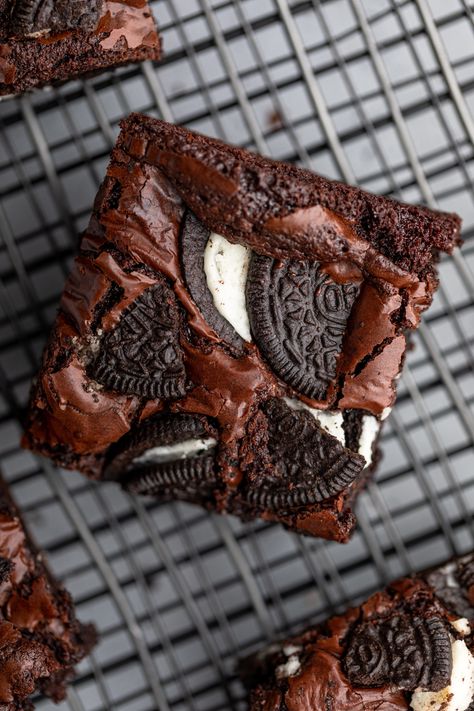 The BEST Oreo Brownies Recipe - Confessions of a Baking Queen Brownie Photos, Brownies Photography, Brownie Photography, Oreo Brownies Recipe, Brownie Gourmet, Gourmet Brownies, Brownie Oreo, Oreo Brownie, Sweets Photo