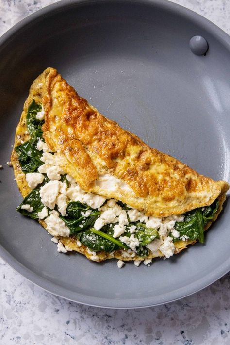 This Spinach and Feta Omelet is a super easy and delicious 10-minute breakfast. It has eggs, spinach, feta cheese, oregano, and garlic powder. Omelette Healthy, Feta Omelette, Spinach Omelette, Healthy Food Dishes, Healthy Food Motivation, God Mat, Spinach And Feta, Creamy Cheese, Delicious Breakfast