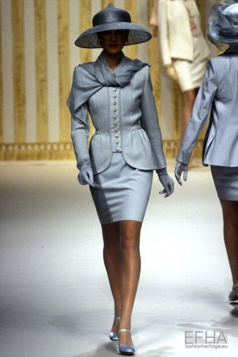 Vintage Chanel Runway, Supermodel Runway, Balmain Haute Couture, Balmain Couture, 1990s Runway, 1980’s Fashion, Runway Fashion Couture, Mode Chanel, Elegant Hats