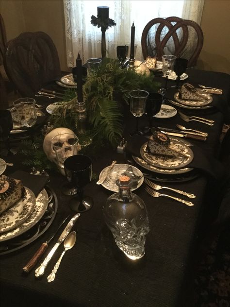 Halloween tablescape Goth Dinner Table, Vampire Tea Party, Dark Dinner Table Aesthetic, Witch Tablescape, Horror Table, Goth Dinner Party, Goth Thanksgiving, Halloween Tablescape Elegant, Room Ideas Goth